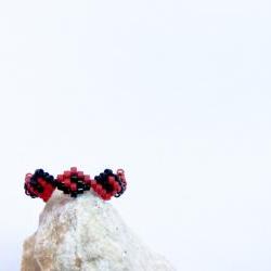 Cute thin ring band. Bead woven custom ring red and black